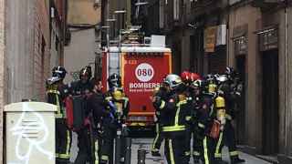 Los bomberos han acudido rápidamente a sofocar el incendio en la entrada colindante al restaurante 'El Piolindo' / MIKI