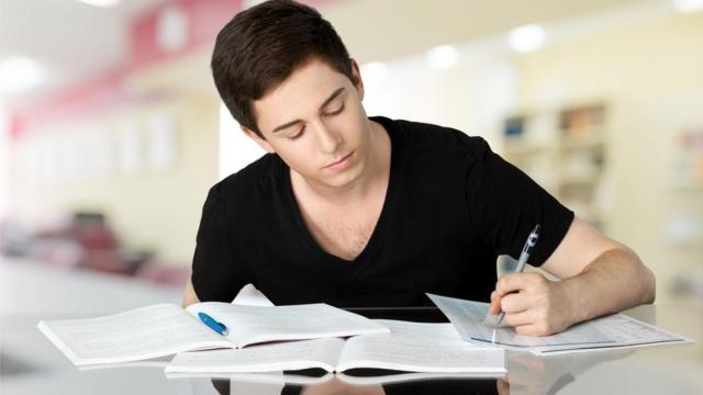 Un joven en una de las salas de estudio que reabrirán en Barcelona / ARCHIVO