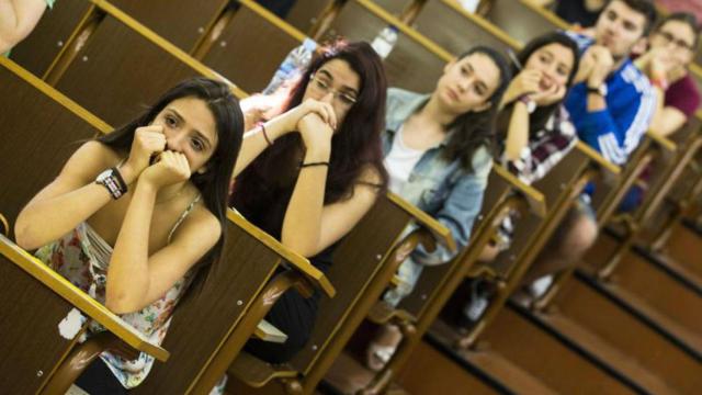 Estudiantes durante la prueba de Selectividad en la universidad