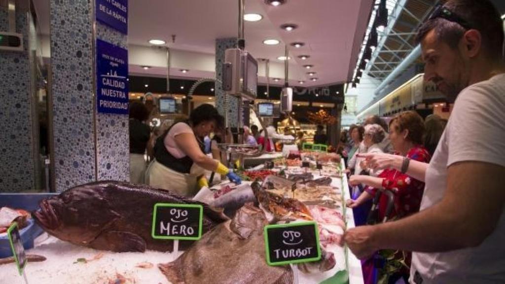 Distintos clientes compran en una parada de pescado de Sant Antoni / HUGO FERNÁNDEZ
