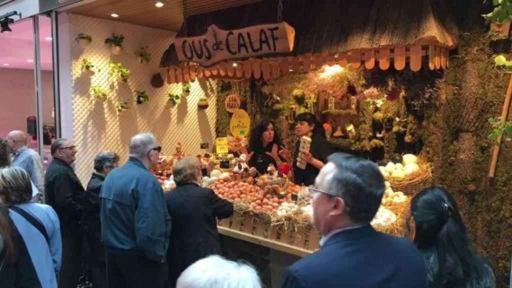 Una parada de huevos de Calaf en el mercado de Sant Antoni / JORDI SUBIRANA
