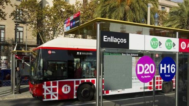 Finalmente  no habrá un autobús D30 que nos lleve de punta a punta de la Diagonal / Archivo