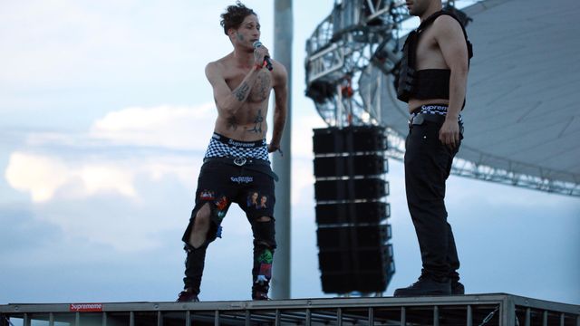 El cantante Yung Beef subido sobre la jaula en el Primavera Sound | HUGO FERNÁNDEZ