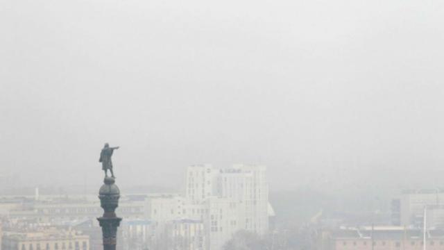 La contaminación de Barcelona impide ver con claridad algunas zonas de la ciudad como el paseo de Colón  / EFE