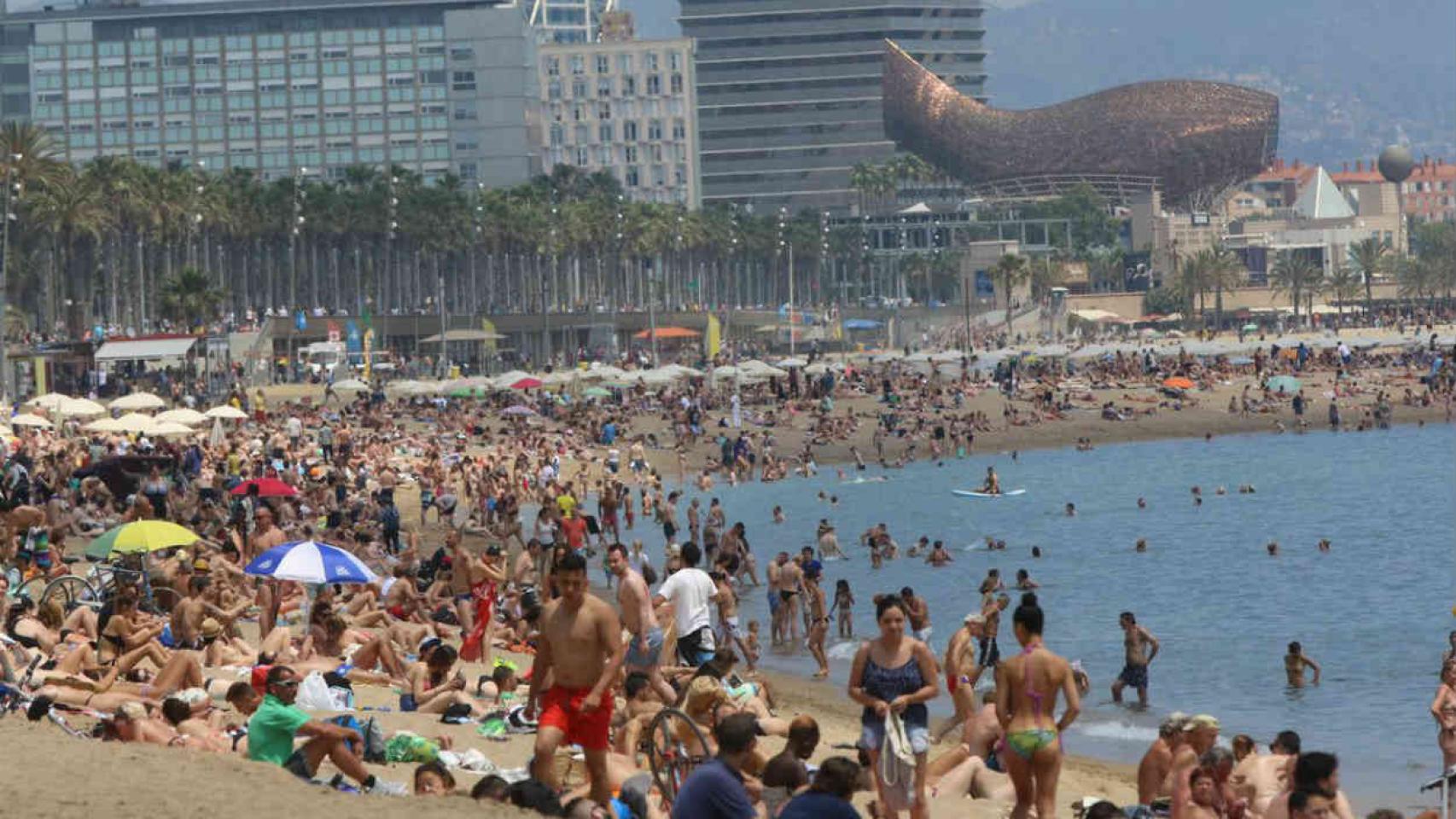Imagen de archivo de una playa de Barcelona abarrotada de gente en verano