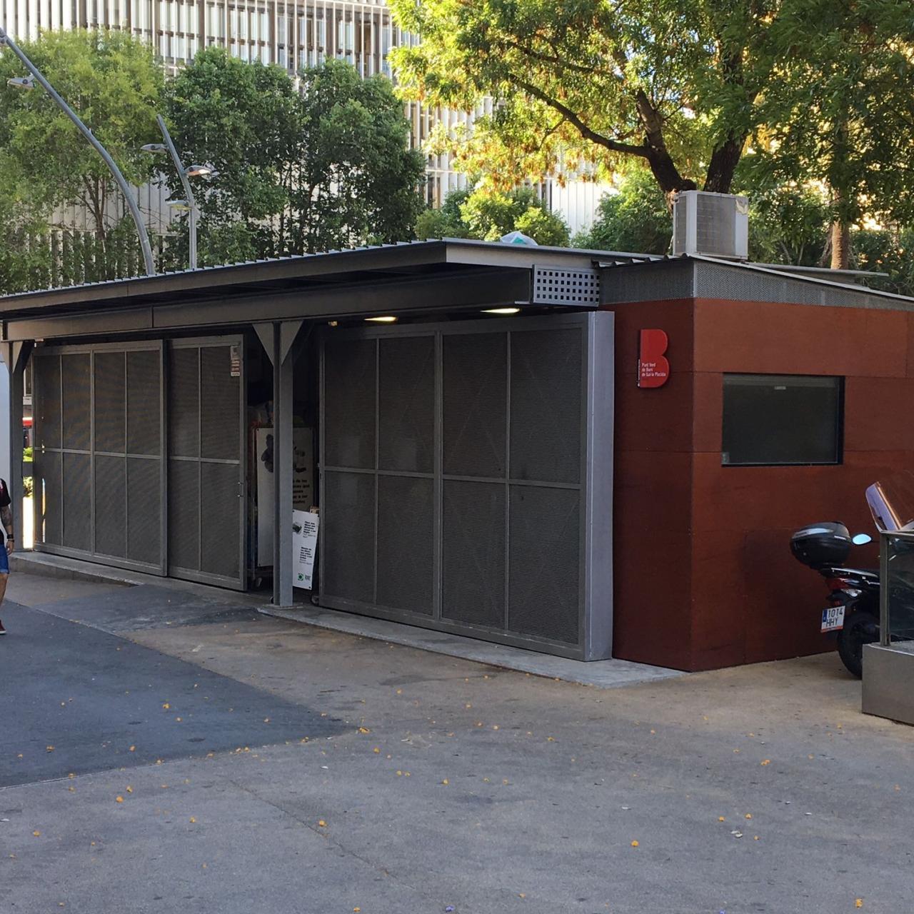 El punt verd de la plaça de la Gal·la Placídia, una de les instal·lacions en què es notarà una major presència de la policia.