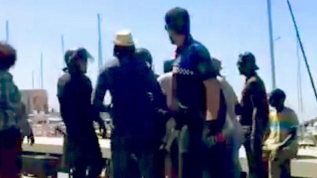 Enfrentamiento entre manteros y policía en el Port Vell / CRÓNICA GLOBAL