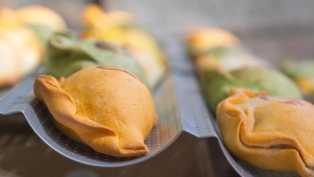 Les empanades que més es venen són les de mozzarella i ceba caramel·litzada / MUNS