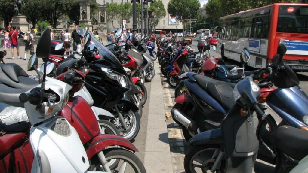 Motocicletas estacionadas en plaza Catalunya