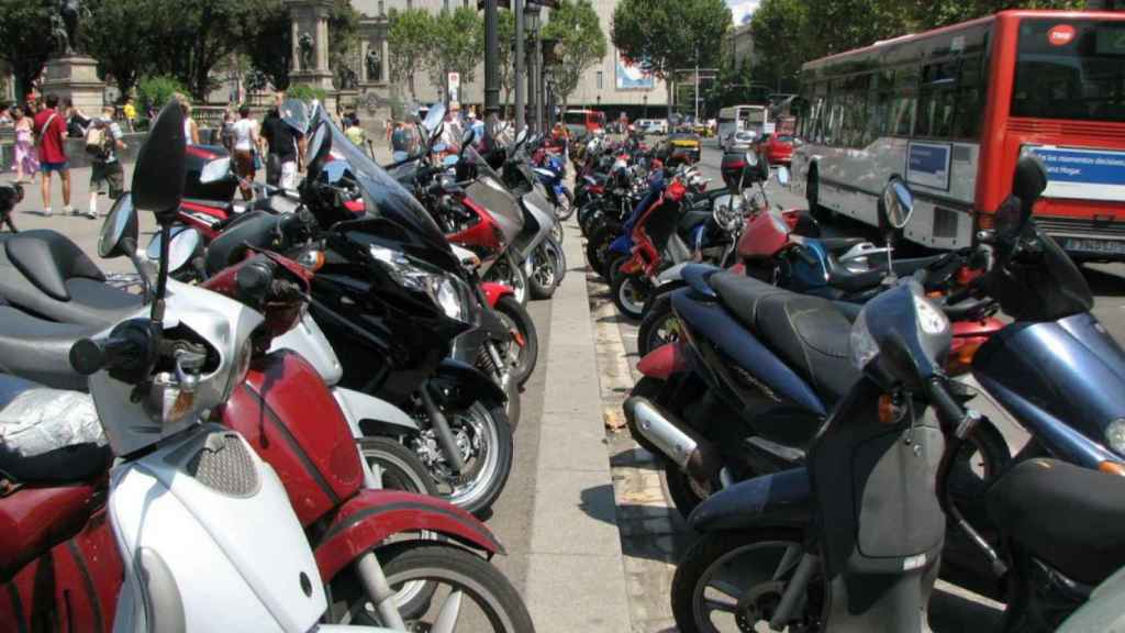 Motocicletas estacionadas en plaza Catalunya