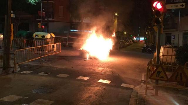 Un contenedor quemado por el pirómano de Badalona / ARCHIVO