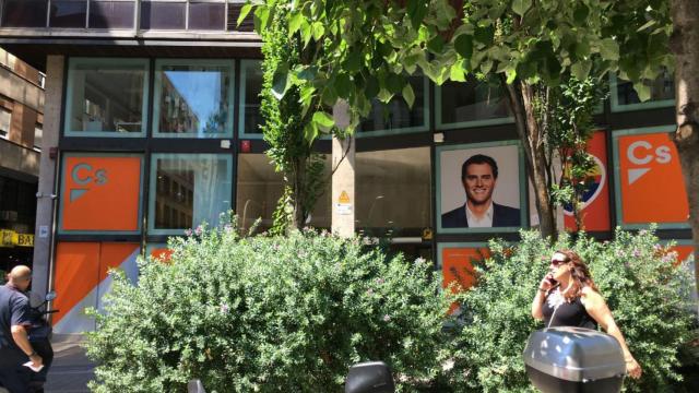Así de diferente luce la sede barcelonesa de Ciudadanos esta semana