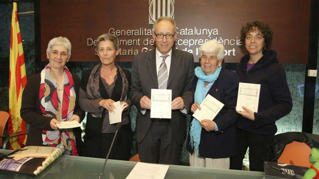 Lolo Ibern, en la imagen acompañado por autoras y protagonistas del deporte catalán / Archivo