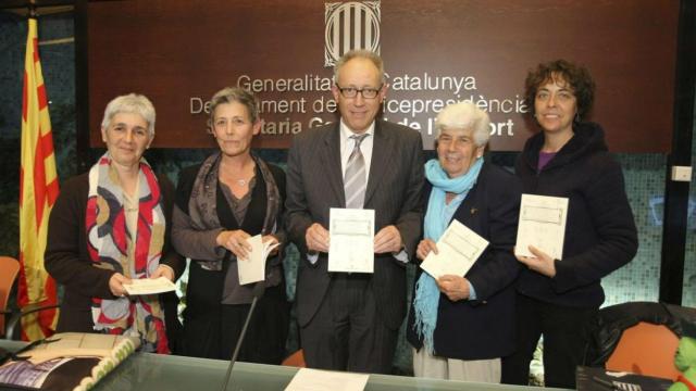 Lolo Ibern, en la imagen acompañado por autoras y protagonistas del deporte catalán / Archivo
