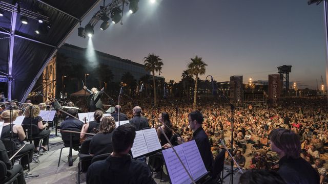 Unas 14.000 personas escucharon a la OBC en la Barceloneta / L'AUDITORI