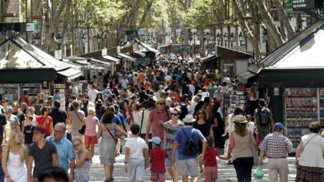 Turistas paseando por La Rambla barcelonesa