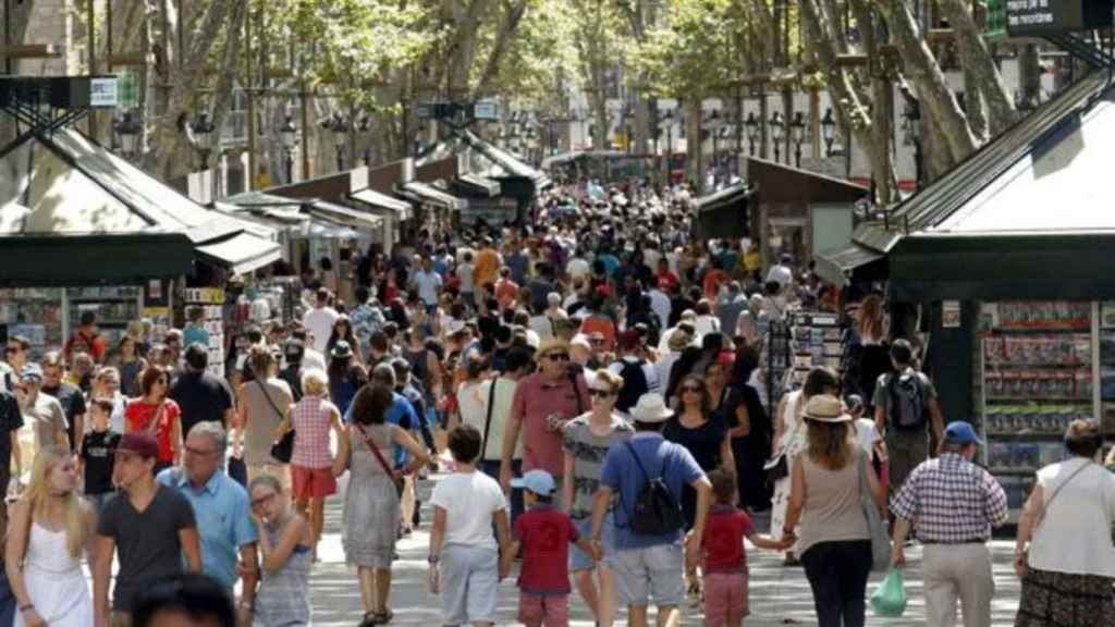 Turistas paseando por La Rambla barcelonesa