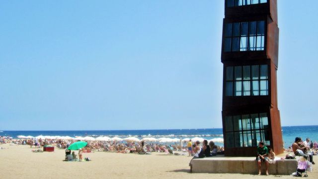 Junto a la escultura de 'L'Estel ferit', en La Barceloneta, se levantará la montaña de colillas que se recojan por toda la ciudad / Archivo