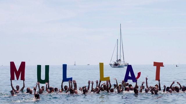 Por primera en todas sus ediciones, el 'Mulla't' se ha celebrado también en el mar. En la imagen, la playa de La Barceloneta / QUIQUE GARCIA, EFE Efe
