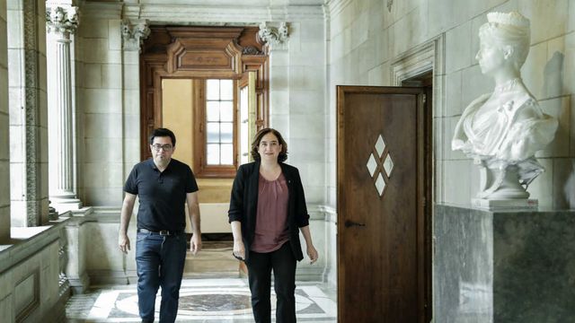 Ada Colau, en la foto con Gerardo Pisarello, abocada a posibles recortes presupuestarios / Ajuntament Barcelona