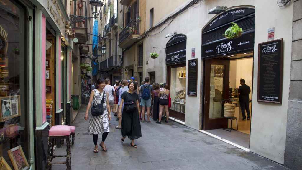 Turistas paseando por la calle de Petritxol