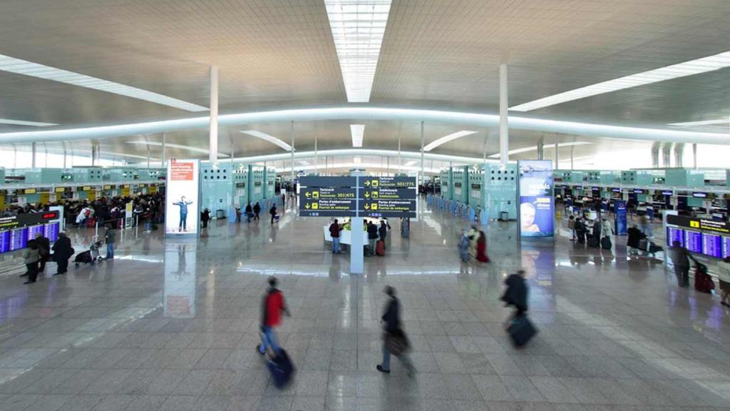 Passatgers a l'Aeroport de Barcelona-El Prat en una operació sortida de vacances