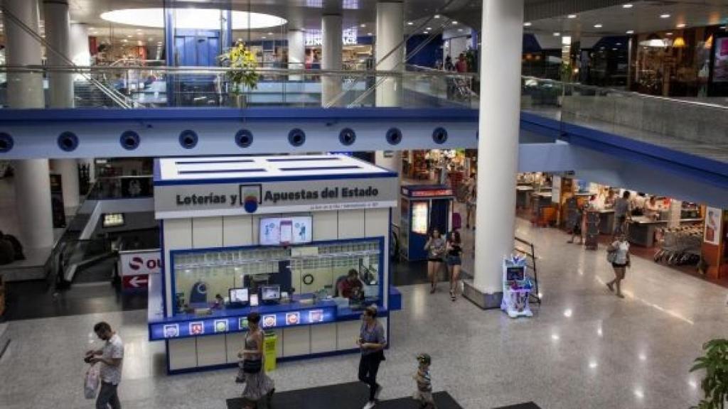 Interior de El Centre de la Vila, el centro comercial de la Vila Olímpica / HUGO FERNÁNDEZ