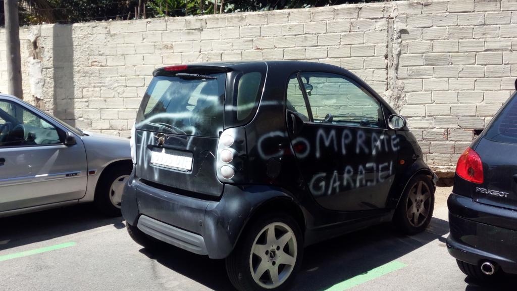 Un coche abandonado en la vía pública de Barcelona / HUGO FERNÁNDEZ