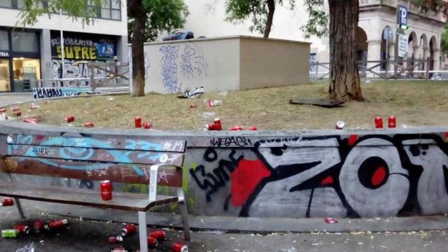 Restos de basura en la plaza Castella en el barrio del Raval de Barcelona