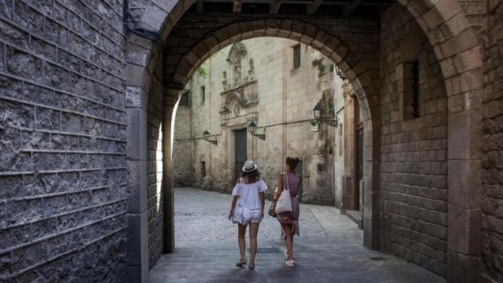 Se puede acceder a Sant Felip Neri desde la avenida de la Catedral / HUGO FERNÁNDEZ