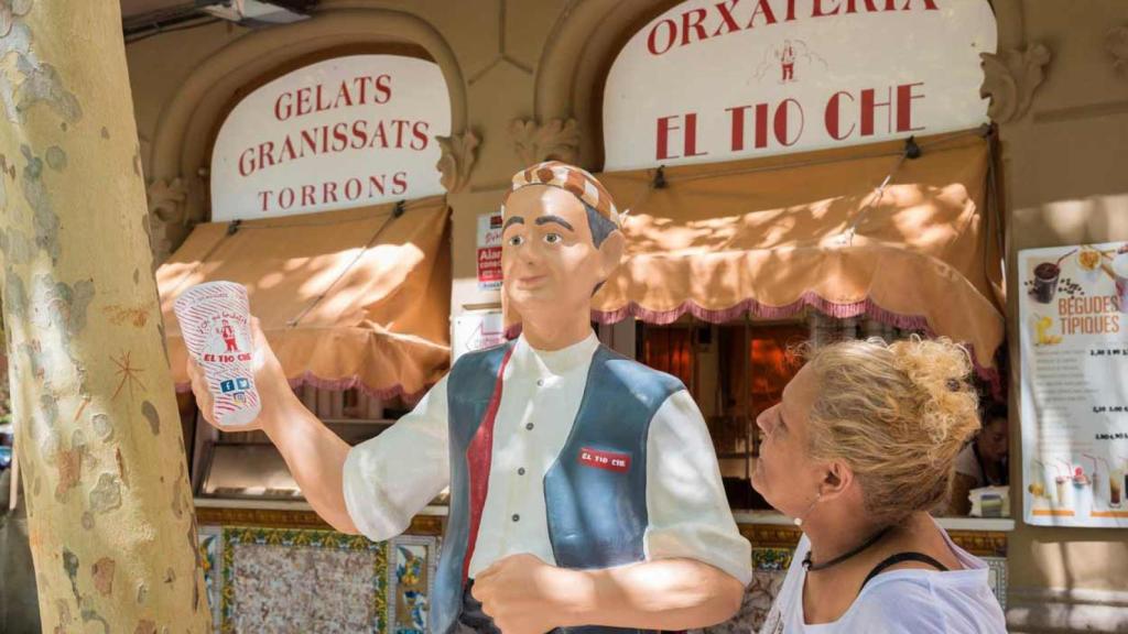 Tere, propietaria de la horchatería, junto al popular Nino del Tío Che