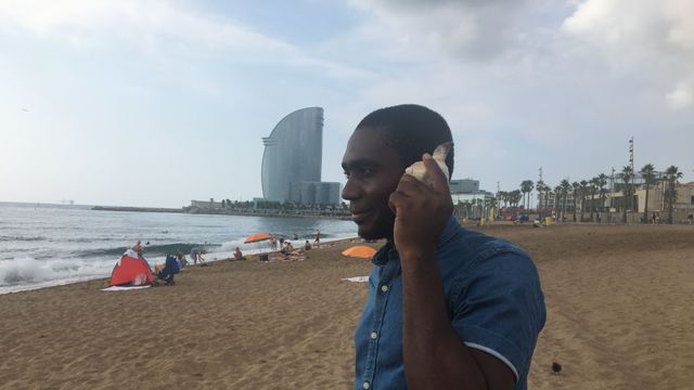 En la playa de Sant Sebastià se han podido escuchar testimonios de refugiados / LAURA GUERRERO