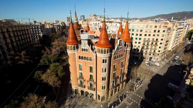 La Casa de les Punxes es un bello edificio modernista / FERRAN NADEU