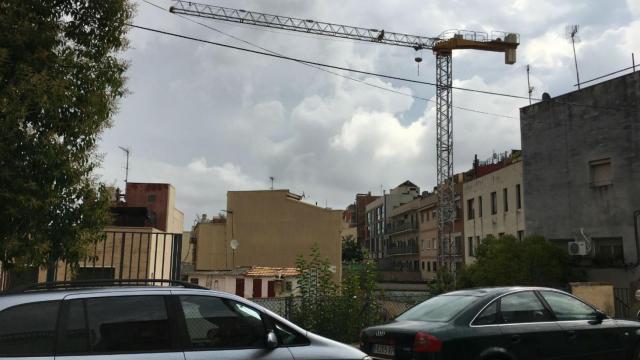 Esta grúa de obra lleva diez años abandonada y los vecinos temen que cualquier día se venga abajo sobre sus casas / MIKI