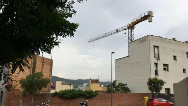 Vista de una grúa desde la parte de atrás de la calle / MIKI