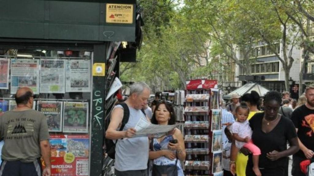 Turistas descifrando un mapa de Barcelona en La Rambla / HUGO FERNÁNDEZ