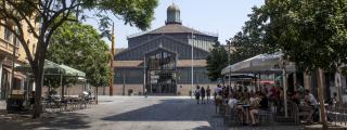 El paseo del Born está entre el antiguo mercado del Born y la Iglesia de Santa María del Mar / HUGO FERNÁNDEZ