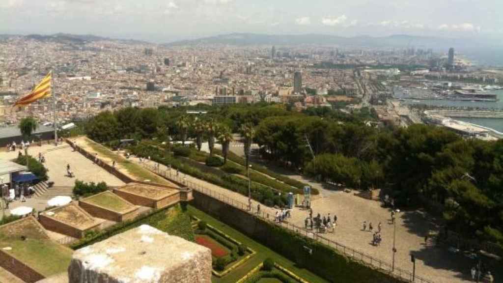 Vista panorámica de Barcelona desde el Castillo de Montjuïc / KIPPELBOY