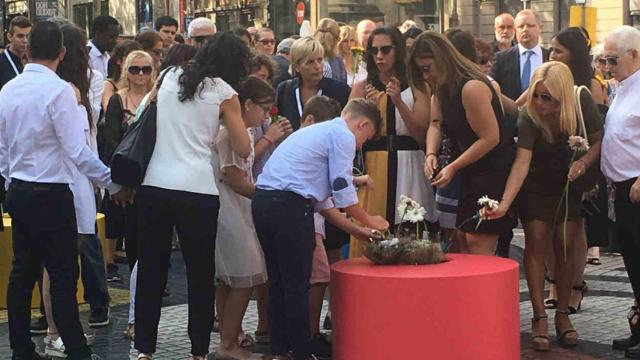 Familiares de las víctimas del 17A depositan flores en la Rambla / AROA ORTEGA