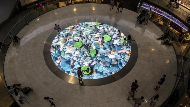 Pantalla LED en la plaza del CC. LasArenas / HUGO FERNÁNDEZ