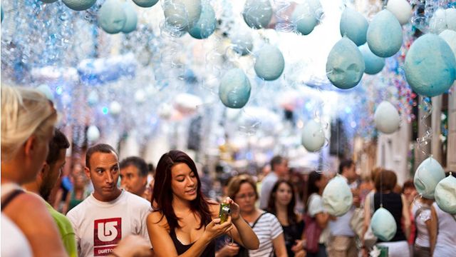 Vuelven las calles engalanadas en el Barrio de Sants