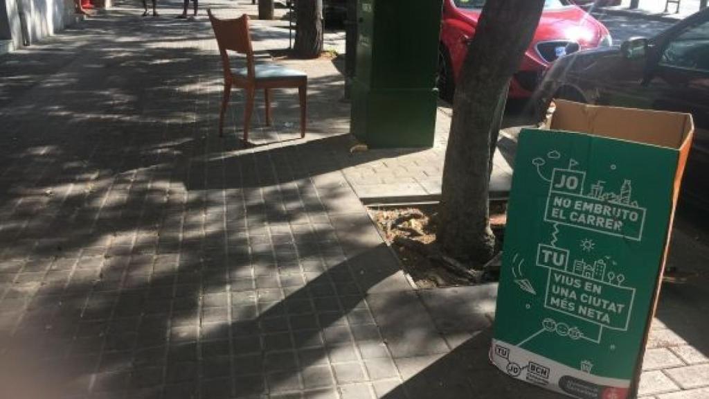 Papeleras móviles con mensajes de civismo en Roquetes / A.O. 