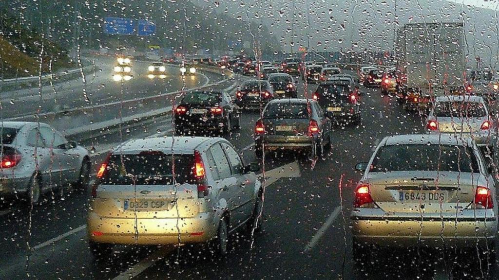 Retencions ocasionades per la pluja / Twitter Guàrdia Urbana