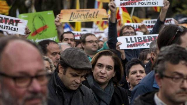 Ada Colau llevando un lazo amarillo en una manifestación por la libertad de los políticos independentistas presos