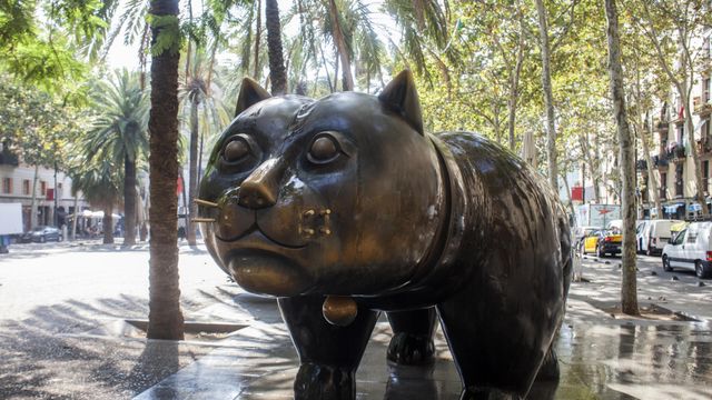 El gato de bronce de Botero que da la bienvenida a la Rambla del Raval / H.F.