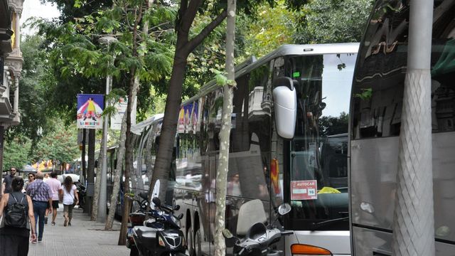 Autocares de otras ciudades y poblaciones aparcados en Barcelona / M. A. S.