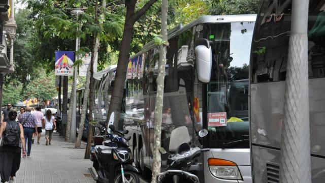Autocares de otras ciudades y poblaciones aparcados en Barcelona / M. A. S.
