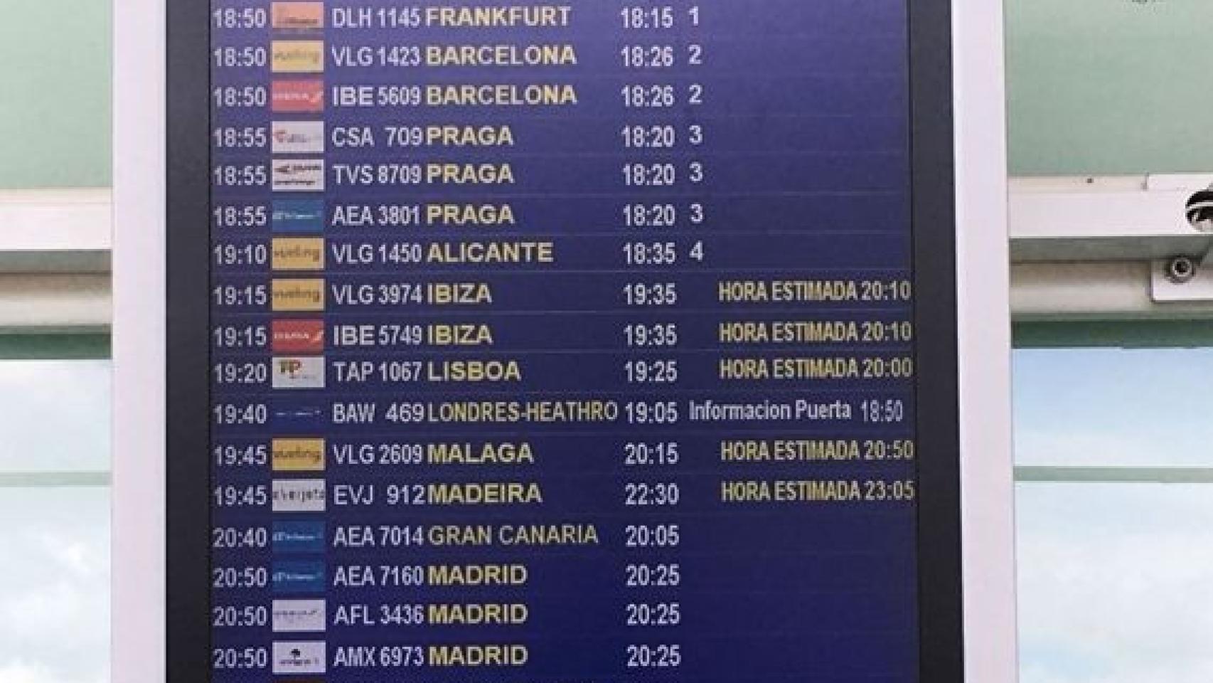 Panel anunciando los retrasos en los vuelos de Vueling / Archivo