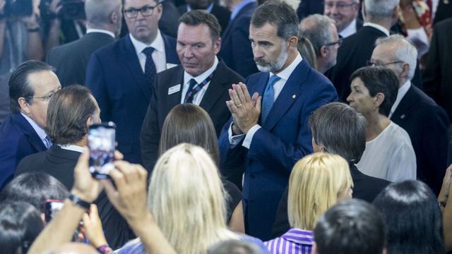 Felipe VI ha sido recibido por las principales autoridades, a excepción de la Generalitat, en la feria Gastech / EFE