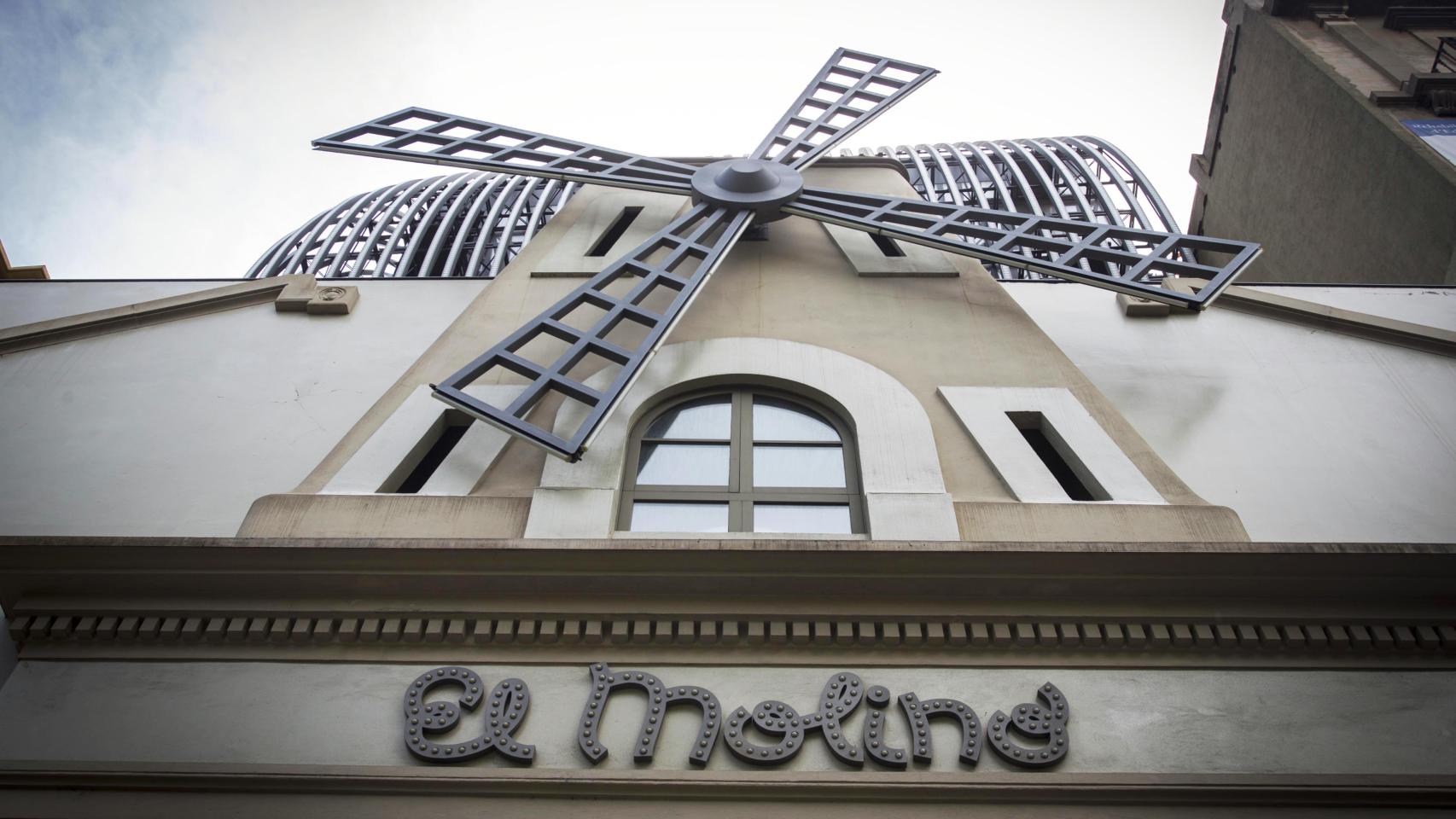 El Molino es uno de los símbolos de la avenida del Paral·lel / HUGO FERNÁNDEZ